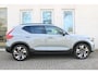 Volvo XC40 B4 Plus Dark | 20 inch lichtmetalen velgen | Semi elek. trekhaak | Elek. bed. voorstoelen met geheugen | Blind spot | Keyless entry | Elektrische achterklep | Google maps navigatie | Premium audio by Harman Kardon | Verwarmbare voorstoelen | Verwarmbaar stuurwiel | Apple carplay | Adaptive cruise control | Pilot assist |