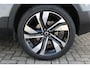 Volvo XC40 B4 Plus Dark | 20 inch lichtmetalen velgen | Semi elek. trekhaak | Elek. bed. voorstoelen met geheugen | Blind spot | Keyless entry | Elektrische achterklep | Google maps navigatie | Premium audio by Harman Kardon | Verwarmbare voorstoelen | Verwarmbaar stuurwiel | Apple carplay | Adaptive cruise control | Pilot assist |
