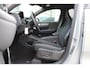 Volvo XC40 B4 Plus Dark | 20 inch lichtmetalen velgen | Semi elek. trekhaak | Elek. bed. voorstoelen met geheugen | Blind spot | Keyless entry | Elektrische achterklep | Google maps navigatie | Premium audio by Harman Kardon | Verwarmbare voorstoelen | Verwarmbaar stuurwiel | Apple carplay | Adaptive cruise control | Pilot assist |