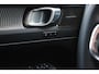Volvo XC40 B4 Plus Dark | 20 inch lichtmetalen velgen | Semi elek. trekhaak | Elek. bed. voorstoelen met geheugen | Blind spot | Keyless entry | Elektrische achterklep | Google maps navigatie | Premium audio by Harman Kardon | Verwarmbare voorstoelen | Verwarmbaar stuurwiel | Apple carplay | Adaptive cruise control | Pilot assist |