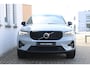 Volvo XC40 B4 Plus Dark | 20 inch lichtmetalen velgen | Semi elek. trekhaak | Elek. bed. voorstoelen met geheugen | Blind spot | Keyless entry | Elektrische achterklep | Google maps navigatie | Premium audio by Harman Kardon | Verwarmbare voorstoelen | Verwarmbaar stuurwiel | Apple carplay | Adaptive cruise control | Pilot assist |