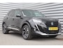 Peugeot e-2008 50KWH 136PK GT PACK AUTOMAAT / NAVI / LEDER / CLIMA / PDC / 17" LMV / CAMERA / / KEYLESS / FULL-LED / FULL OPTIONS / NIEUWSTAAT !!