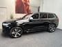 Volvo XC90 2.0 T8 Twin Engine AWD R-Design 7 Persoons LEDER NAVIGATIE LUCHTVERING ADAPTIVE CRUISE CONTROL HEAD-UP DISPLAY PANORAMA SCHUIF/KANTELDAK ACHTERUITRIJCAMERA ZEER MOOI !!