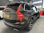 Volvo XC90 2.0 T8 Twin Engine AWD R-Design 7 Persoons LEDER NAVIGATIE LUCHTVERING ADAPTIVE CRUISE CONTROL HEAD-UP DISPLAY PANORAMA SCHUIF/KANTELDAK ACHTERUITRIJCAMERA ZEER MOOI !!