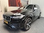 Volvo XC90 2.0 T8 Twin Engine AWD R-Design 7 Persoons LEDER NAVIGATIE LUCHTVERING ADAPTIVE CRUISE CONTROL HEAD-UP DISPLAY PANORAMA SCHUIF/KANTELDAK ACHTERUITRIJCAMERA ZEER MOOI !!