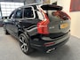 Volvo XC90 2.0 T8 Twin Engine AWD R-Design 7 Persoons LEDER NAVIGATIE LUCHTVERING ADAPTIVE CRUISE CONTROL HEAD-UP DISPLAY PANORAMA SCHUIF/KANTELDAK ACHTERUITRIJCAMERA ZEER MOOI !!