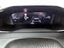 Peugeot 2008 SUV Allure Hybrid 145pk Automaat | Lage kilometerstand! | Navigatie | Camera v+a | Climate Control | Adaptieve Cruise Control | Parkeersensoren v+a | Keyless | Dodehoeksensor | Draadloze Apple Carplay / Android Auto | Digitaal instrumentenpaneel | DAB+ radio | Led koplampen | Donker getint glas | 17" lichtmetalen velgen |