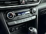 Hyundai Kona 1.6 GDI HEV PREMIUM | OUTLETDEAL! | TWO TONE | TREKHAAK | ALL SEASONS | PRIVACY GLASS | 18'' LM VELGEN | LEDER | CLIMA | CRUISE | CAMERA | STUUR- & STOELVERWARMING | HYBRID | AUTOMAAT |