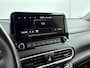 Hyundai Kona 1.6 GDI HEV PREMIUM | OUTLETDEAL! | TWO TONE | TREKHAAK | ALL SEASONS | PRIVACY GLASS | 18'' LM VELGEN | LEDER | CLIMA | CRUISE | CAMERA | STUUR- & STOELVERWARMING | HYBRID | AUTOMAAT |