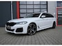 BMW 5-Serie Touring 530e High Executive M-Sport | Pano | Laser Led | Nappa Mokka Leder | H&K | Head-Up | Softclose | Memory | Ambilight | Carplay | Stoelverwarming voor & achter | Trekhaak | Stuurwielverwarming | Camera | SOH 92%