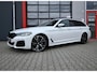 BMW 5-Serie Touring 530e High Executive M-Sport | Pano | Laser Led | Nappa Mokka Leder | H&K | Head-Up | Softclose | Memory | Ambilight | Carplay | Stoelverwarming voor & achter | Trekhaak | Stuurwielverwarming | Camera | SOH 92%