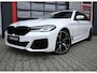BMW 5-Serie Touring 530e High Executive M-Sport | Pano | Laser Led | Nappa Mokka Leder | H&K | Head-Up | Softclose | Memory | Ambilight | Carplay | Stoelverwarming voor & achter | Trekhaak | Stuurwielverwarming | Camera | SOH 92%