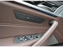 BMW 5-Serie Touring 530e High Executive M-Sport | Pano | Laser Led | Nappa Mokka Leder | H&K | Head-Up | Softclose | Memory | Ambilight | Carplay | Stoelverwarming voor & achter | Trekhaak | Stuurwielverwarming | Camera | SOH 92%