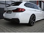 BMW 5-Serie Touring 530e High Executive M-Sport | Pano | Laser Led | Nappa Mokka Leder | H&K | Head-Up | Softclose | Memory | Ambilight | Carplay | Stoelverwarming voor & achter | Trekhaak | Stuurwielverwarming | Camera | SOH 92%