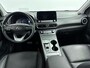 Hyundai Kona Electric EV PREMIUM 64 kWh <| SoH 96%! | TREKHAAK | 3 FASE | WARMTEPOMP | LEDER | CLIMA | CRUISE ADAPTIEF | CAMERA | NAVI | STOEL- & STUURVERWARMING | 17'' LM VELGEN | PDC VOOR & ACHTER |