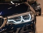 BMW 5-Serie M550i xDrive High Executive, Pano, ACC, 360 Cam, Hud, 21" Velgen, Voll Led, H&K, Ambiënte, Digi Dash, Voll Onderhoud
