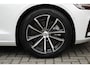 Volvo V60 T6 Plug-in hybrid AWD Plus Dark | Trekhaak | Harman Kardon | Power Seats | Elektrisch Verwarmbare Voorstoelen | Adaptieve Cruise Control | BLIS dodehoekdetectie | 18'' Lichtmetalen Velgen