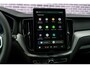 Volvo XC60 2.0 T6 Plug-in Hybrid AWD Ultra Black Edition | Facelift | Trekhaak | Harman Kardon Audio | Head-up Display | 360 Graden Camera | Panoramadak | Lichtmetalen Velgen 21 inch | Elektrisch Verstelbare Voorstoelen | Keyless Entry | BLIS