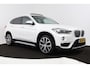 BMW X1 SDrive20i Centennial High Executive (PANORAMADAK, TREKHAAK, STOELVERWARMING, HEAD-UP DISPLAY, DEALER ONDERHOUDEN)