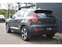 Volvo XC40 B4 Plus Dark | Semi Elektrische Wegklapbare Trekhaak | Allseason banden | 19'' lichtmetalen velgen | Stoelverwarming | Google Infotainment | Parkeercamera | Parkeersensoren voor + achter | Harman Kardon Premium Audio