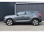 Volvo XC40 B4 Plus Dark | Semi Elektrische Wegklapbare Trekhaak | Allseason banden | 19'' lichtmetalen velgen | Stoelverwarming | Google Infotainment | Parkeercamera | Parkeersensoren voor + achter | Harman Kardon Premium Audio