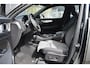 Volvo XC40 B4 Plus Dark | Semi Elektrische Wegklapbare Trekhaak | Allseason banden | 19'' lichtmetalen velgen | Stoelverwarming | Google Infotainment | Parkeercamera | Parkeersensoren voor + achter | Harman Kardon Premium Audio
