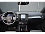 Volvo XC40 B4 Plus Dark | Semi Elektrische Wegklapbare Trekhaak | Allseason banden | 19'' lichtmetalen velgen | Stoelverwarming | Google Infotainment | Parkeercamera | Parkeersensoren voor + achter | Harman Kardon Premium Audio