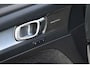 Volvo XC40 B4 Plus Dark | Semi Elektrische Wegklapbare Trekhaak | Allseason banden | 19'' lichtmetalen velgen | Stoelverwarming | Google Infotainment | Parkeercamera | Parkeersensoren voor + achter | Harman Kardon Premium Audio