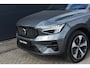Volvo XC40 B4 Plus Dark | Semi Elektrische Wegklapbare Trekhaak | Allseason banden | 19'' lichtmetalen velgen | Stoelverwarming | Google Infotainment | Parkeercamera | Parkeersensoren voor + achter | Harman Kardon Premium Audio