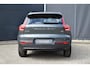 Volvo XC40 B4 Plus Dark | Semi Elektrische Wegklapbare Trekhaak | Allseason banden | 19'' lichtmetalen velgen | Stoelverwarming | Google Infotainment | Parkeercamera | Parkeersensoren voor + achter | Harman Kardon Premium Audio