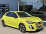 Peugeot 208 Hybrid 110 PK Allure | Automaat | Slechts 15.400 KM Gereden | Navigatie | Camera | Parkeersensoren V+A | Stoelverwarming | LED Verlichting | 16" Lichtmetalen Velgen | Half Lederen Bekleding | Digitaal Dashboard | Cruise Control | Climate Control |
