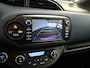 Toyota Yaris 1.5 Hybrid Bi-Tone Plus - ORIGINEEL NEDERLANDSE AUTO - PANORAMADAK - NAVIGATIE - CLIMATE CONTROL - CAMERA - 16 INCH LICHT METALEN VELGEN - BLUETOOTH - KEYLESS ENTRY/ START - BOTSWAARSCHUWING - MISTLAMPEN VOOR