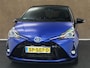 Toyota Yaris 1.5 Hybrid Bi-Tone Plus - ORIGINEEL NEDERLANDSE AUTO - PANORAMADAK - NAVIGATIE - CLIMATE CONTROL - CAMERA - 16 INCH LICHT METALEN VELGEN - BLUETOOTH - KEYLESS ENTRY/ START - BOTSWAARSCHUWING - MISTLAMPEN VOOR