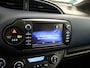 Toyota Yaris 1.5 Hybrid Bi-Tone Plus - ORIGINEEL NEDERLANDSE AUTO - PANORAMADAK - NAVIGATIE - CLIMATE CONTROL - CAMERA - 16 INCH LICHT METALEN VELGEN - BLUETOOTH - KEYLESS ENTRY/ START - BOTSWAARSCHUWING - MISTLAMPEN VOOR