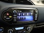 Toyota Yaris 1.5 Hybrid Bi-Tone Plus - ORIGINEEL NEDERLANDSE AUTO - PANORAMADAK - NAVIGATIE - CLIMATE CONTROL - CAMERA - 16 INCH LICHT METALEN VELGEN - BLUETOOTH - KEYLESS ENTRY/ START - BOTSWAARSCHUWING - MISTLAMPEN VOOR