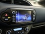 Toyota Yaris 1.5 Hybrid Bi-Tone Plus - ORIGINEEL NEDERLANDSE AUTO - PANORAMADAK - NAVIGATIE - CLIMATE CONTROL - CAMERA - 16 INCH LICHT METALEN VELGEN - BLUETOOTH - KEYLESS ENTRY/ START - BOTSWAARSCHUWING - MISTLAMPEN VOOR