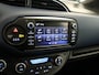 Toyota Yaris 1.5 Hybrid Bi-Tone Plus - ORIGINEEL NEDERLANDSE AUTO - PANORAMADAK - NAVIGATIE - CLIMATE CONTROL - CAMERA - 16 INCH LICHT METALEN VELGEN - BLUETOOTH - KEYLESS ENTRY/ START - BOTSWAARSCHUWING - MISTLAMPEN VOOR