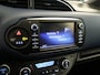 Toyota Yaris 1.5 Hybrid Bi-Tone Plus - ORIGINEEL NEDERLANDSE AUTO - PANORAMADAK - NAVIGATIE - CLIMATE CONTROL - CAMERA - 16 INCH LICHT METALEN VELGEN - BLUETOOTH - KEYLESS ENTRY/ START - BOTSWAARSCHUWING - MISTLAMPEN VOOR