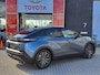 Toyota C-HR / C-HR+ Executive AWD 77 kWh NIEUW & DIRECT LEVERBAAR! PANO-DAK BLIND-SPOT PARK-SENSOREN 360° CAMERA STOEL/STUURVERW WARMTEPOMP EL-ACHTERKLEP