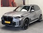 BMW X5 X DRIVE50e M SPORTPAKKET PANORAMADAK LUCHTVERING HEAD-UP DISPLAY NAVIGATIE LEDER ADAPTIVE CRUISE CONTROL PANO SCHUIF/KANTELDAK APPLE CARPLAY/ANDROID RIJSTROOKSENSOREN DODEHOEKSENSOREN 360 CAMERA. Brgl
