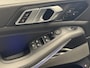 BMW X5 X DRIVE50e M SPORTPAKKET PANORAMADAK LUCHTVERING HEAD-UP DISPLAY NAVIGATIE LEDER ADAPTIVE CRUISE CONTROL PANO SCHUIF/KANTELDAK APPLE CARPLAY/ANDROID RIJSTROOKSENSOREN DODEHOEKSENSOREN 360 CAMERA. Brgl