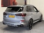 BMW X5 X DRIVE50e M SPORTPAKKET PANORAMADAK LUCHTVERING HEAD-UP DISPLAY NAVIGATIE LEDER ADAPTIVE CRUISE CONTROL PANO SCHUIF/KANTELDAK APPLE CARPLAY/ANDROID RIJSTROOKSENSOREN DODEHOEKSENSOREN 360 CAMERA. Brgl