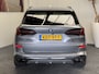 BMW X5 X DRIVE50e M SPORTPAKKET PANORAMADAK LUCHTVERING HEAD-UP DISPLAY NAVIGATIE LEDER ADAPTIVE CRUISE CONTROL PANO SCHUIF/KANTELDAK APPLE CARPLAY/ANDROID RIJSTROOKSENSOREN DODEHOEKSENSOREN 360 CAMERA. Brgl