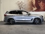 BMW X5 X DRIVE50e M SPORTPAKKET PANORAMADAK LUCHTVERING HEAD-UP DISPLAY NAVIGATIE LEDER ADAPTIVE CRUISE CONTROL PANO SCHUIF/KANTELDAK APPLE CARPLAY/ANDROID RIJSTROOKSENSOREN DODEHOEKSENSOREN 360 CAMERA. Brgl