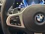 BMW X5 X DRIVE50e M SPORTPAKKET PANORAMADAK LUCHTVERING HEAD-UP DISPLAY NAVIGATIE LEDER ADAPTIVE CRUISE CONTROL PANO SCHUIF/KANTELDAK APPLE CARPLAY/ANDROID RIJSTROOKSENSOREN DODEHOEKSENSOREN 360 CAMERA. Brgl