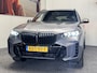 BMW X5 X DRIVE50e M SPORTPAKKET PANORAMADAK LUCHTVERING HEAD-UP DISPLAY NAVIGATIE LEDER ADAPTIVE CRUISE CONTROL PANO SCHUIF/KANTELDAK APPLE CARPLAY/ANDROID RIJSTROOKSENSOREN DODEHOEKSENSOREN 360 CAMERA. Brgl