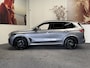 BMW X5 X DRIVE50e M SPORTPAKKET PANORAMADAK LUCHTVERING HEAD-UP DISPLAY NAVIGATIE LEDER ADAPTIVE CRUISE CONTROL PANO SCHUIF/KANTELDAK APPLE CARPLAY/ANDROID RIJSTROOKSENSOREN DODEHOEKSENSOREN 360 CAMERA. Brgl