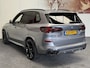 BMW X5 X DRIVE50e M SPORTPAKKET PANORAMADAK LUCHTVERING HEAD-UP DISPLAY NAVIGATIE LEDER ADAPTIVE CRUISE CONTROL PANO SCHUIF/KANTELDAK APPLE CARPLAY/ANDROID RIJSTROOKSENSOREN DODEHOEKSENSOREN 360 CAMERA. Brgl
