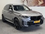 BMW X5 X DRIVE50e M SPORTPAKKET PANORAMADAK LUCHTVERING HEAD-UP DISPLAY NAVIGATIE LEDER ADAPTIVE CRUISE CONTROL PANO SCHUIF/KANTELDAK APPLE CARPLAY/ANDROID RIJSTROOKSENSOREN DODEHOEKSENSOREN 360 CAMERA. Brgl