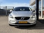 Volvo V40 2.0 T3 Nordic+ / NL-Auto / Dealer-Onderhouden / Standkachel / Stoelverwarming / Cruise-Control / Climate-Control / LED / Radio-Bluetooth / Navi / Verwarmde-Voorruit / PDC-Achter / 17'' LMV / ENZ.